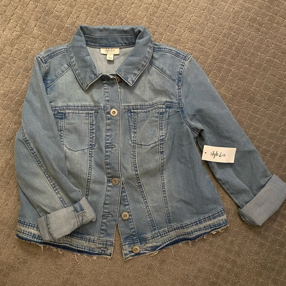 NWT Style & Co Cropped Denim Jacket with Raw Hemming on Bottom - Picture 2 of 8